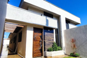 Casa linda com Piscina Aquecida pertinho da praia